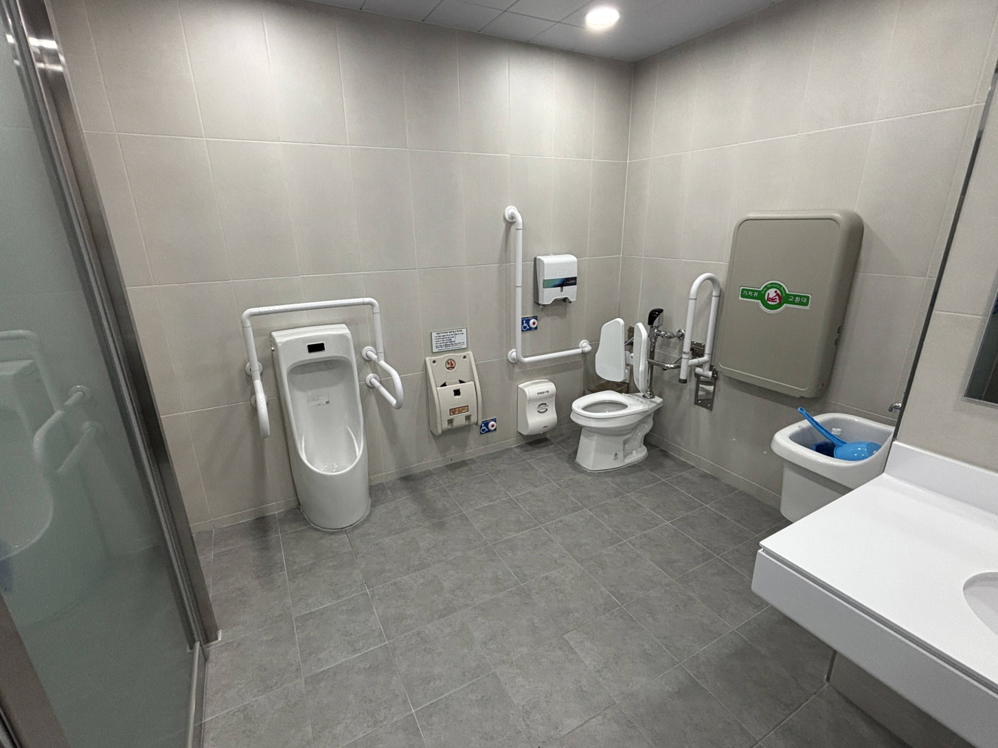 일반 및 장애인 등 이용가능 화장실