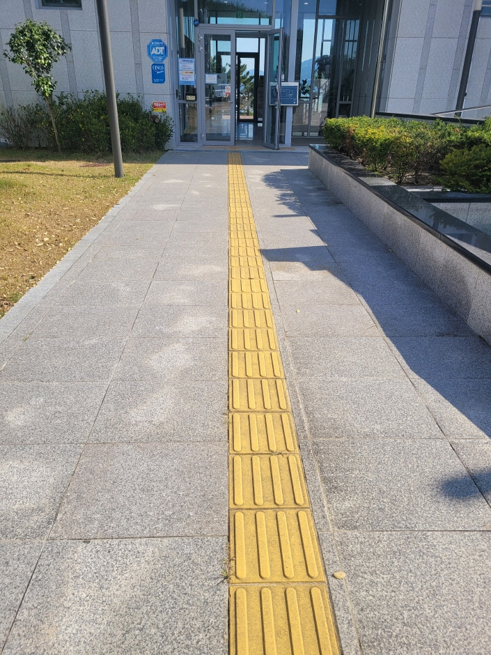 주요 동선 점자블록 설치