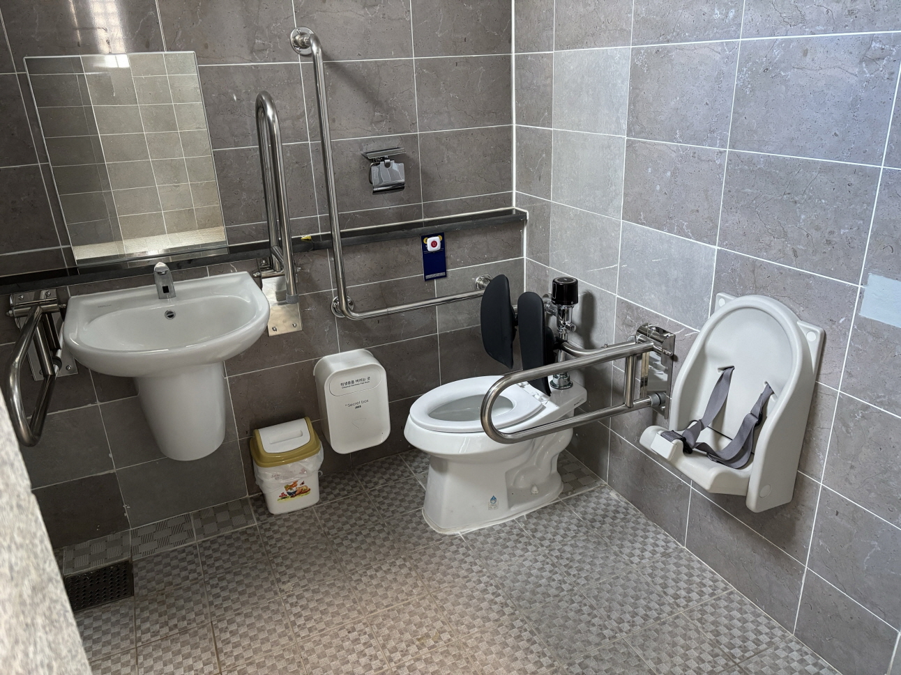 일반 및 장애인 등 이용가능 화장실