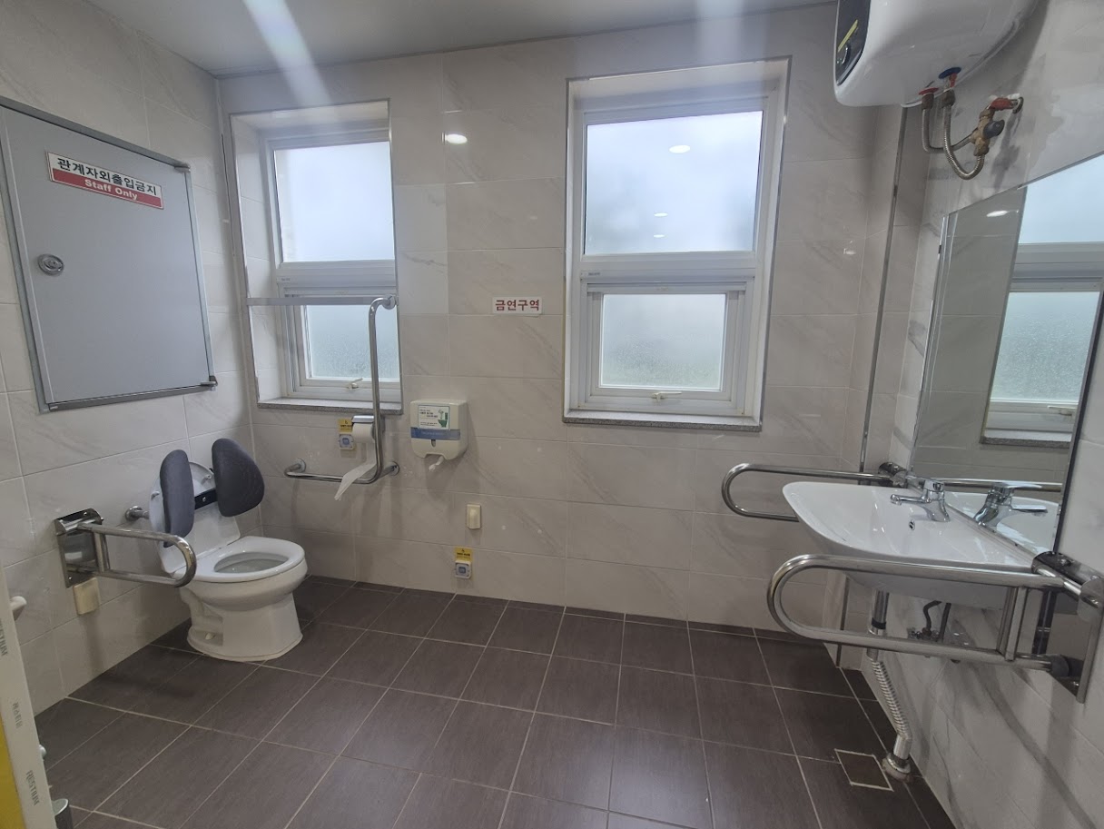 일반 및 장애인 등 이용가능 화장실