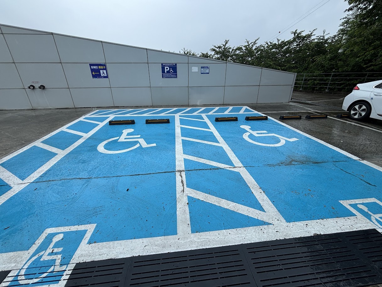 장애인주차장 