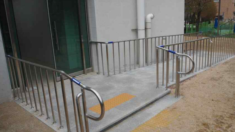 장애인 샤워실 입구