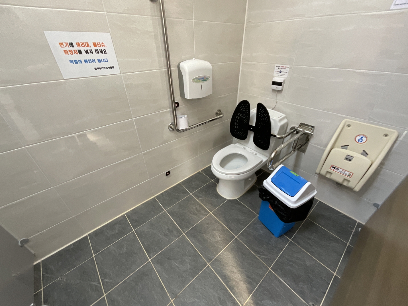 일반 및 장애인 등 이용가능 화장실