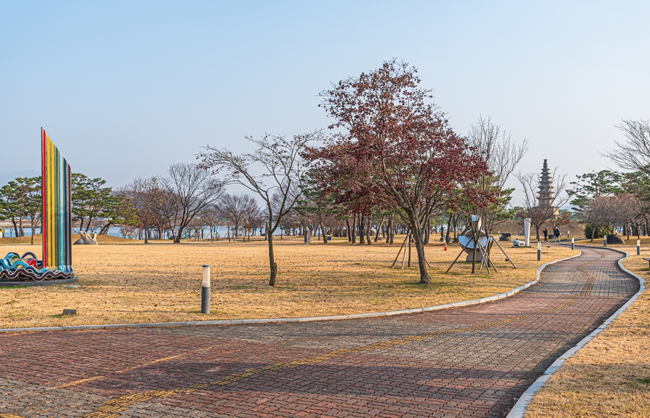 충주 중앙탑사적공원 대표 이미지2