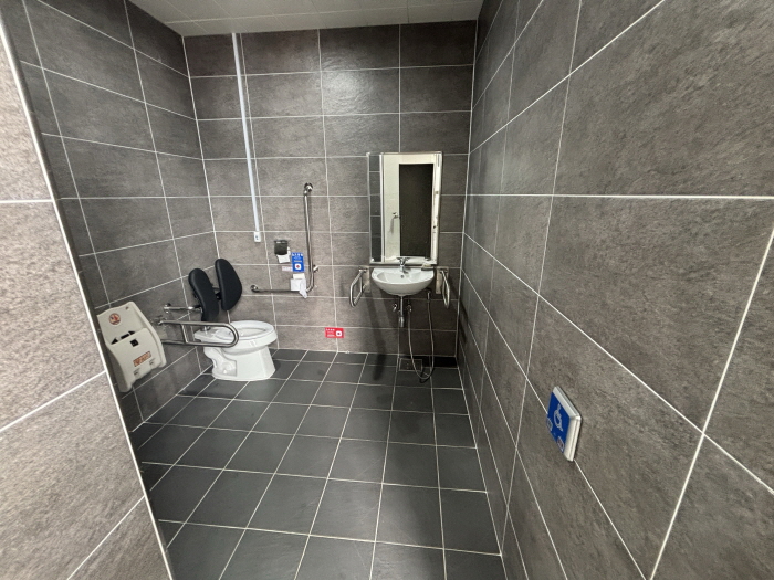 일반 및 장애인 등 이용가능 화장실