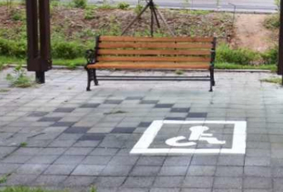휠체어 동반 벤치
