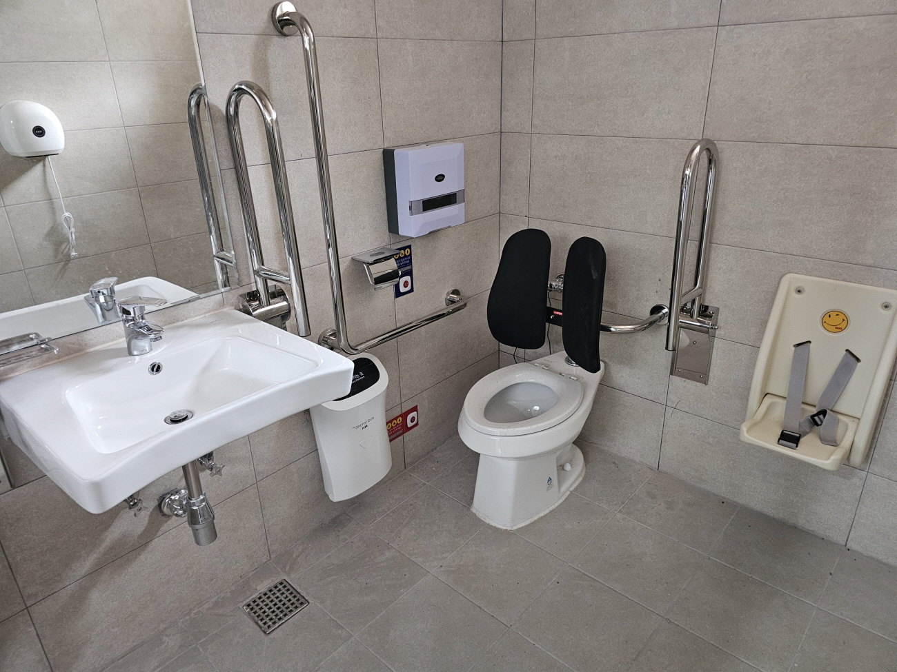 일반 및 장애인 등 이용가능 화장실