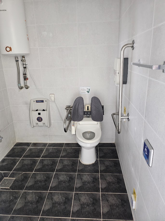 일반 및 장애인 등 이용가능 화장실