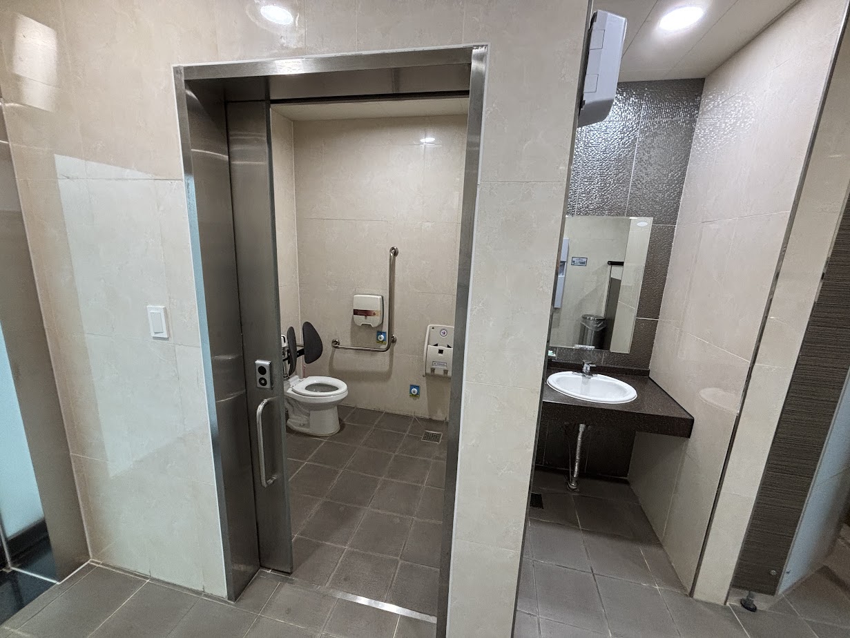 일반 및 장애인 등 이용가능 화장실