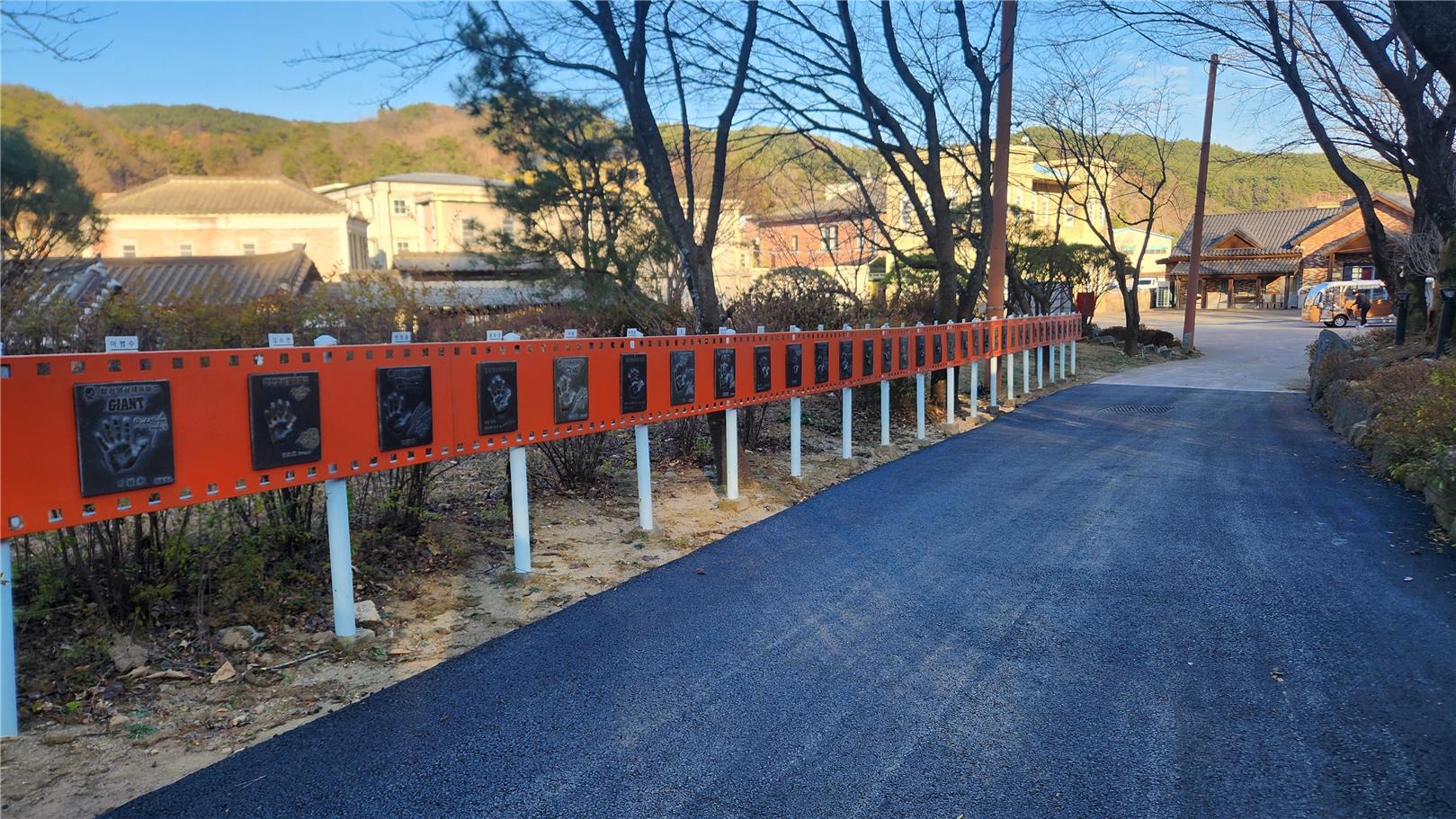 가호역 매표소 출구 좌측 보행로